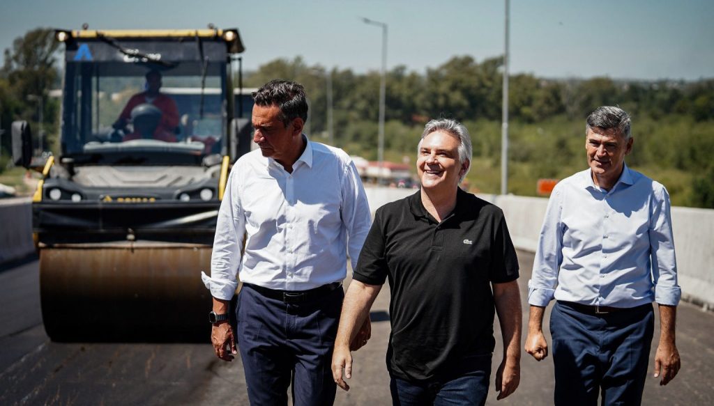 Comenzó el asfaltado del puente del altonivel de Valle Escondido