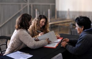 Más familias cordobesas acceden a la escritura de sus viviendas
