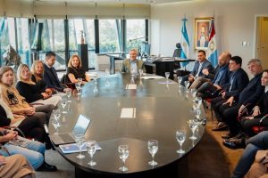 Llaryora se reunió con salas de cine en el marco del programa IECA: beneficios impositivos e impulso a la producción local