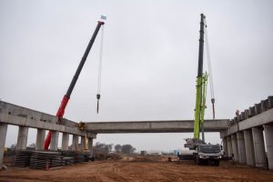 Circunvalación de Río Cuarto: avanza el montaje de vigas del tercer puente del distribuidor sobre la Ruta Nacional 8