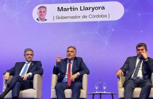 Llaryora disertó en el ciclo Democracia y Desarrollo