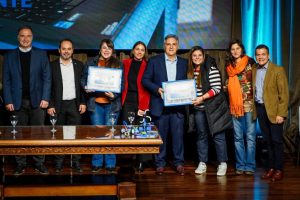 Llaryora entregó computadoras y kits de robótica a escuelas del Ente Metropolitano