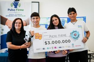 Estudiantes cordobeses crearon una mano robótica para rehabilitación de personas con Parkinson y artritis