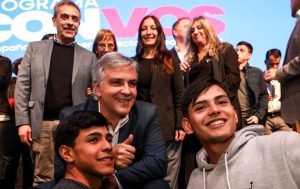 Llaryora presentó “Con Vos”, una iniciativa que busca prevenir la desvinculación escolar