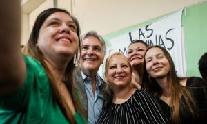 Capital: Llaryora anunció la urbanización de barrio El Chingolo