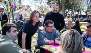 El gobernador Martín Llaryora anunció una nueva convocatoria de financiamiento por $1.000 millones para emprendedores cordobeses. Lo hizo durante Emprende+, un encuentro que reunió a unos 2.500 participantes en el Hotel Quorum. El mandatario anticipó, además, que la Provincia ampliará los espacios destinados a la exhibición y venta de productos en paseos, ferias y centros comerciales. El financiamiento se canalizará a través de la Fundación Banco de Córdoba. “Para nosotros es un orgullo colaborar con un sector que forma parte del ADN de Córdoba. Lo fundamental es generar una cultura emprendedora, acompañarla y potenciarla”, afirmó Llaryora. El encuentro, organizado por el programa Córdoba Emprendedora, combinó capacitación, vinculación y oportunidades comerciales para quienes buscan consolidar o ampliar sus proyectos. Según datos del programa, Córdoba Emprendedora acompaña actualmente a más de 25.000 emprendedores y ha contribuido a la generación de 7