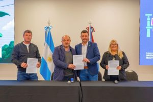 Laguna Larga: la Provincia junto a la cooperativa eléctrica local firmaron un convenio para renovar la red de media tensión